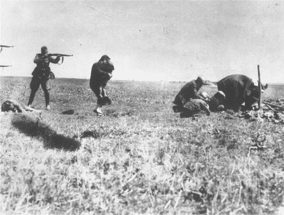 Executions of Kiev Jews by Einsatzgruppen near Ivangorod, Ukraine, 1942. (Wikimedia Commons)